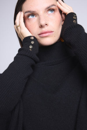 Pull Col Roule Boutons Dores Poncho Naya