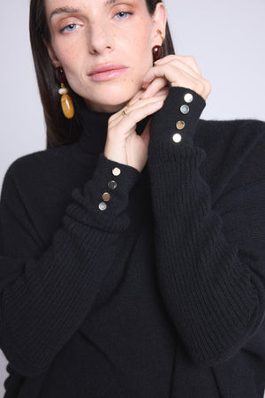 Pull Col Roule Boutons Dores Poncho Naya