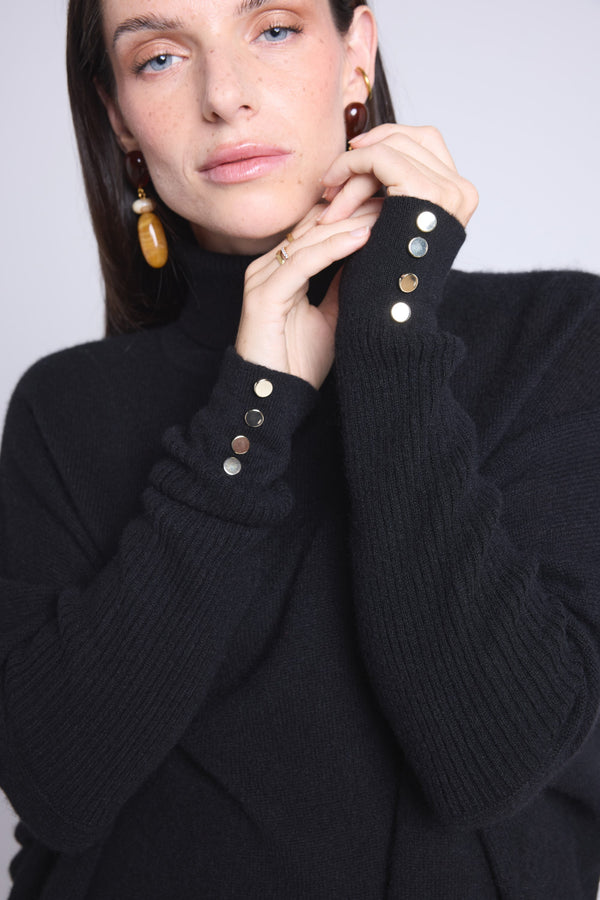 Pull Col Roule Boutons Dores Poncho Naya